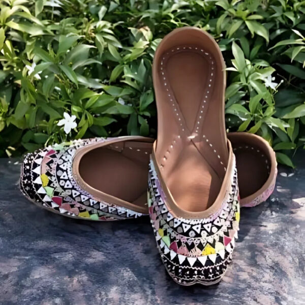 Ladies Punjabi Juttis - Image 3