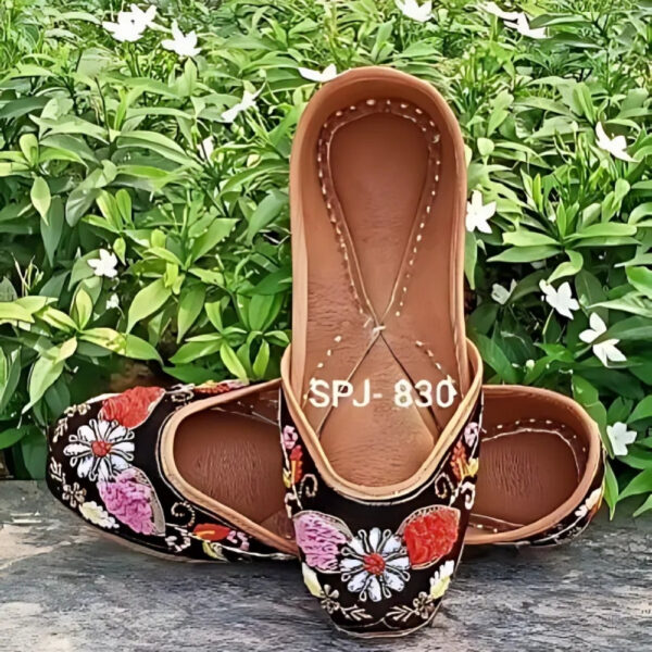 Ladies Punjabi Juttis - Image 4